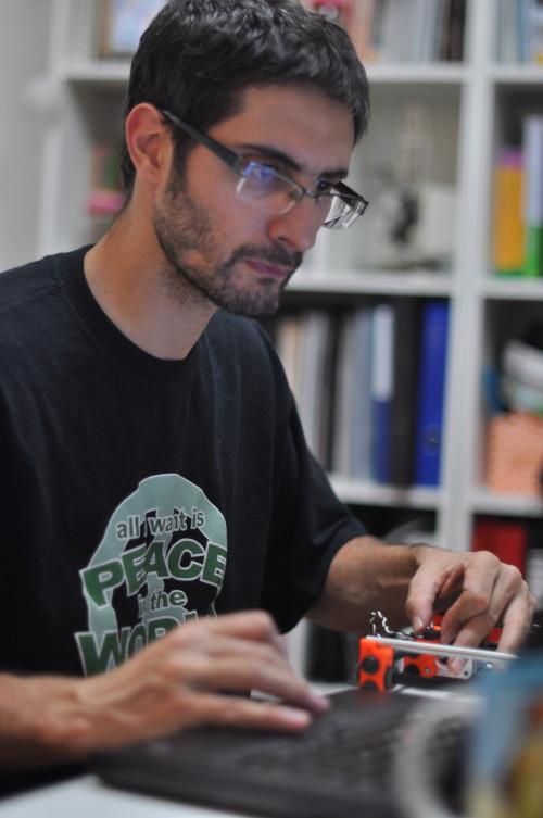 Pablo building his Prusa MK2 3D printer